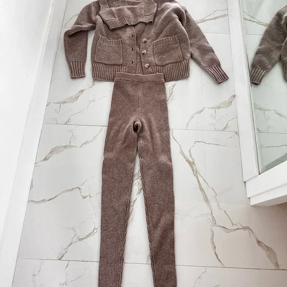 House of CB
BARLEY CHUNKY NATURAL WOOL CARDIGAN full set
Brand new without tags - Picture 6 of 9